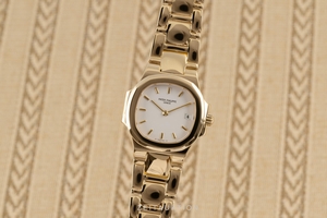 Patek Philippe Nautilus 18 ct gold quartz Kal. E19C Ref. 4700/51