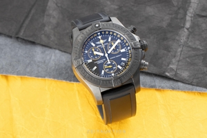 Breitling Avenger quartz M73390