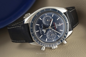 Omega Speedmaster Moonwatch chronograph ceramic / steel automatic Kal. 9904 Ref. 304.33.44.52.03.001